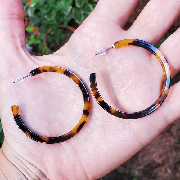NWOT 43mm Tortoise Shell Acrylic Hoop Earr… - Picture 3 of 8